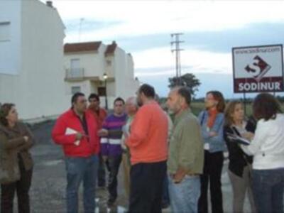 Una reunión en un área urbana con una persona señalando algo.