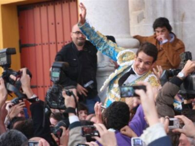 Manzanares hace historia en la maestranza el año que espera su primer hijo