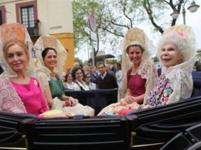 La Duquesa de Alba, con mantilla, madrina de la exhibición de enganches