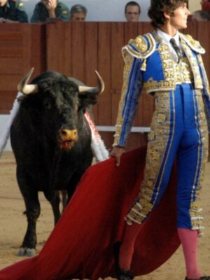 Los tres toreros a hombros en la segunda de Osuna