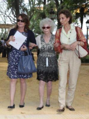 La duquesa de Alba inaugura su estatua en Sevilla rodeada de todos sus hijos menos Jacobo