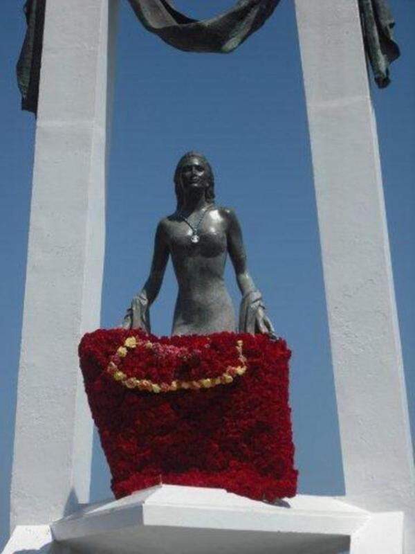 Amador Mohedano llevo flores para Rocío Jurado en el V aniversario de su fallecimiento