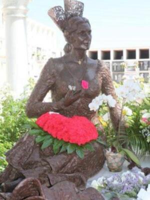 Amador Mohedano llevo flores para Rocío Jurado en el V aniversario de su fallecimiento