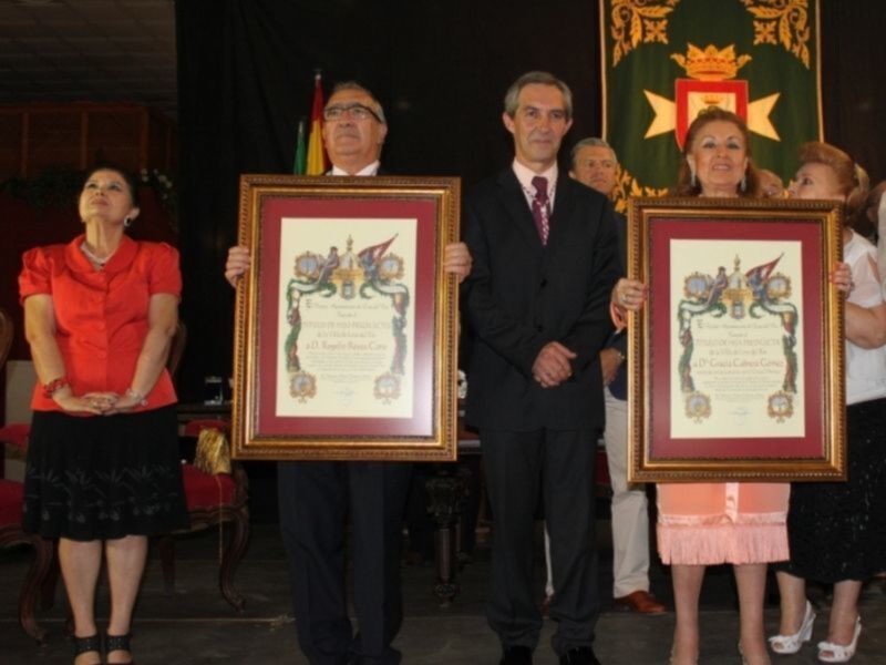 Emotiva ceremonia de entrega de los Títulos de Hijos Predilectos de Lora del Río a Gracia Montes y Rogelio Reyes