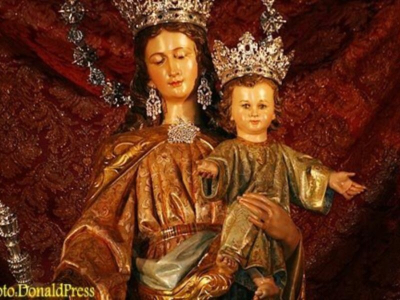 Ecos de la Triunfal Procesión de las Imágenes de San Juan Bosco y María Auxiliadora Coronada que, salieron el pasado sábado 28 de mayo de la Casa Salesiana de la Stma. Trinidad en Sevilla.