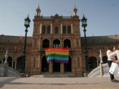 La bandera arcoiris toma los monumentos de Sevilla
