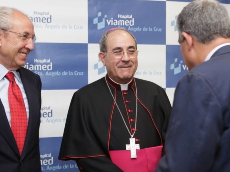 El arzobispo de Sevilla visita el hospital Viamed Santa Ángela de la cruz