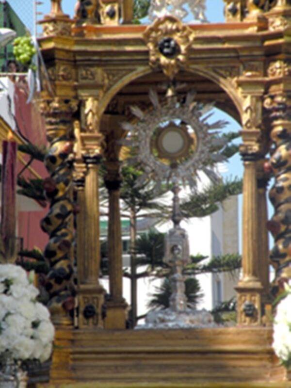Solemne Procesión Eucarística, por las calles de la barriada Sevillana del Cerro del Águila&#8207;