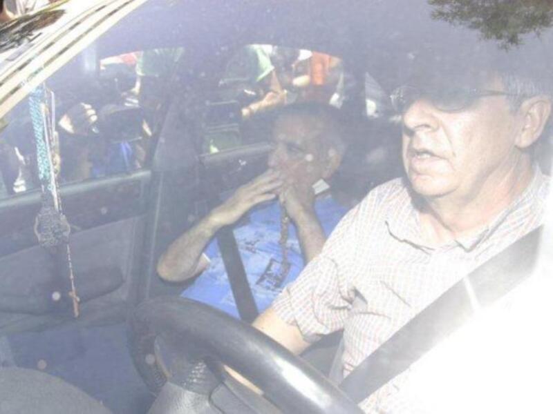 Ortega Cano dado de alta mucho más delgado, pelo corto canoso, agradecido y con un rosario 