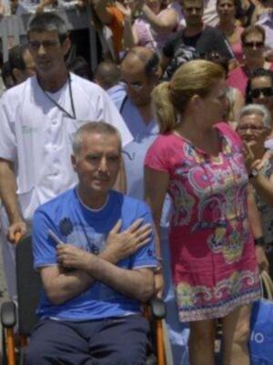 Ortega Cano dado de alta mucho más delgado, pelo corto canoso, agradecido y con un rosario 