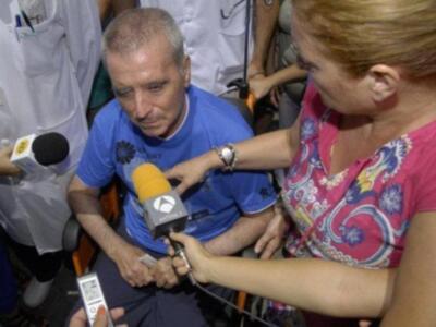 Ortega Cano dado de alta mucho más delgado, pelo corto canoso, agradecido y con un rosario 