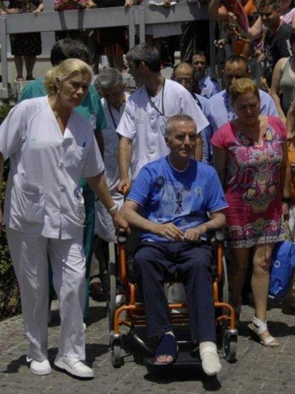 Ortega Cano dado de alta mucho más delgado, pelo corto canoso, agradecido y con un rosario 
