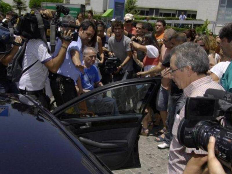 Ortega Cano dado de alta mucho más delgado, pelo corto canoso, agradecido y con un rosario 