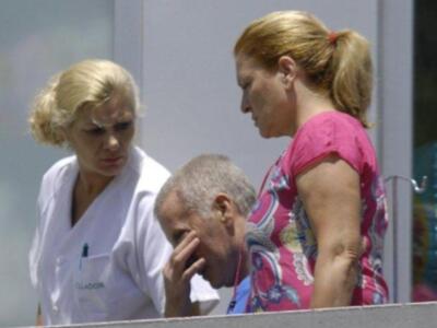 Ortega Cano dado de alta mucho más delgado, pelo corto canoso, agradecido y con un rosario 