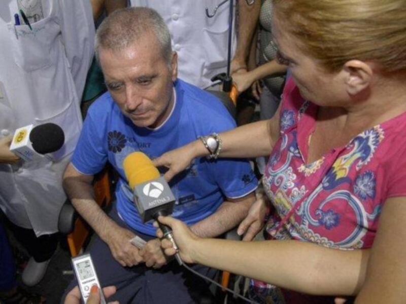Ortega Cano dado de alta mucho más delgado, pelo corto canoso, agradecido y con un rosario