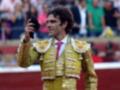 Un torero en traje de lujo toma una selfie con su teléfono móvil durante un evento taurino.