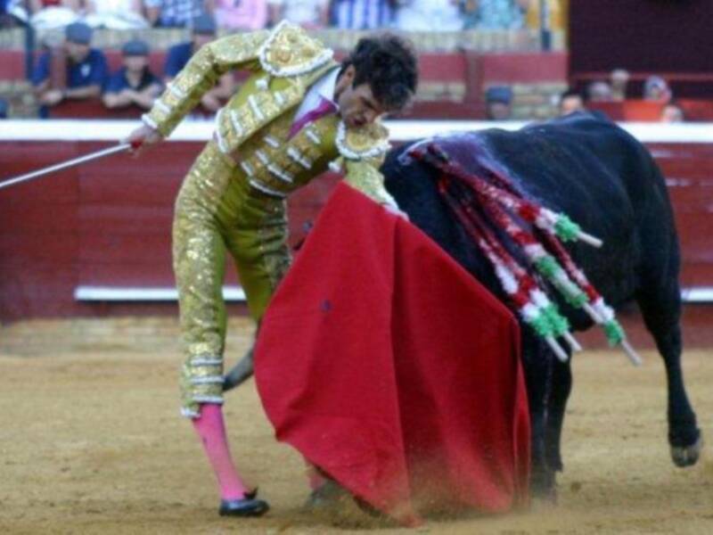 Susto y voltereta de José Tomás que sufrió una cogida en Huelva sin consecuencias