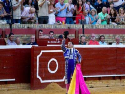 Susto y voltereta de José Tomás que sufrió una cogida en Huelva sin consecuencias