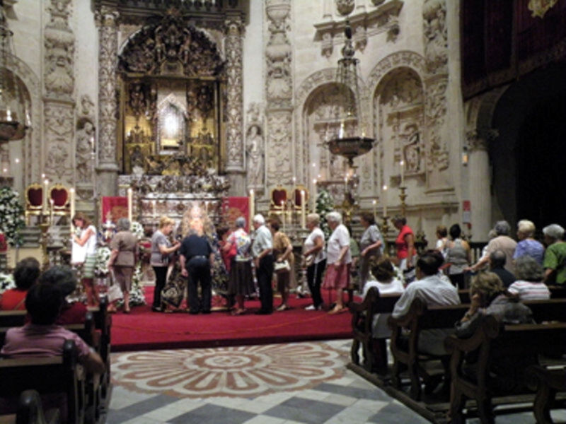 Sevilla se rinde a sus pies. (Reina de los Reyes)