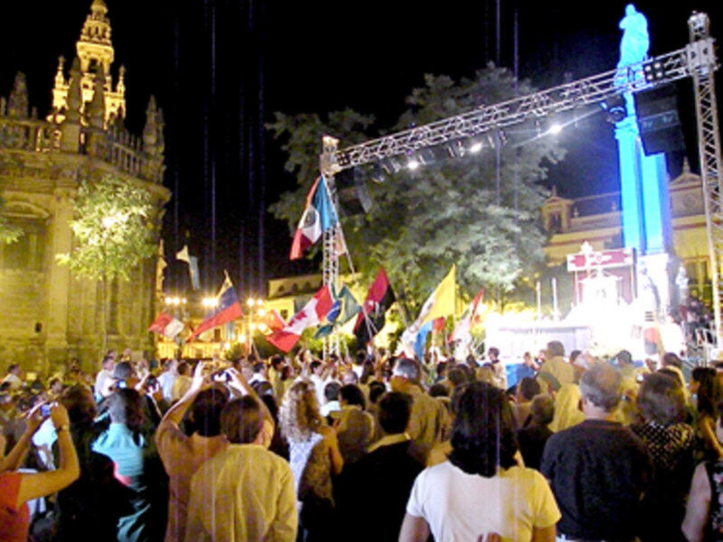 Eucaristía presidida, por el arzobispo y el obispo auxiliar de Sevilla en la Plaza del Triunfo de la capital Hispalense