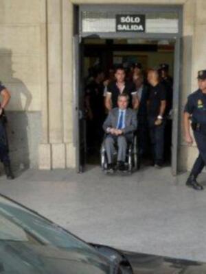 Ortega Cano reaparecio para declarar ante el juez  sereno, vestido de chaqueta y corbata , convaleciente y en silla de ruedas junto a su hijo Jose Fernando  