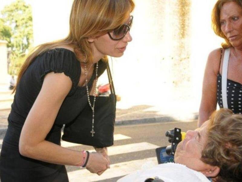 Litri, Carolina Herrera, Curro Romero, Carmen Tello acompañan a Julio Aparicio en el entierro de su madre la bailaora Maleni Loreto en Sevilla