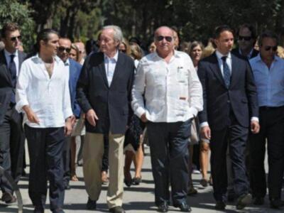 Litri, Carolina Herrera, Curro Romero, Carmen Tello acompañan a Julio Aparicio en el entierro de su madre la bailaora Maleni Loreto en Sevilla