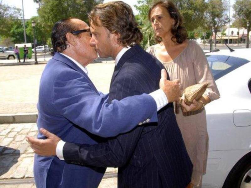 Litri, Carolina Herrera, Curro Romero, Carmen Tello acompañan a Julio Aparicio en el entierro de su madre la bailaora Maleni Loreto en Sevilla