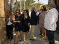 Un grupo de personas conversa en un entorno arquitectónico con detalles históricos.