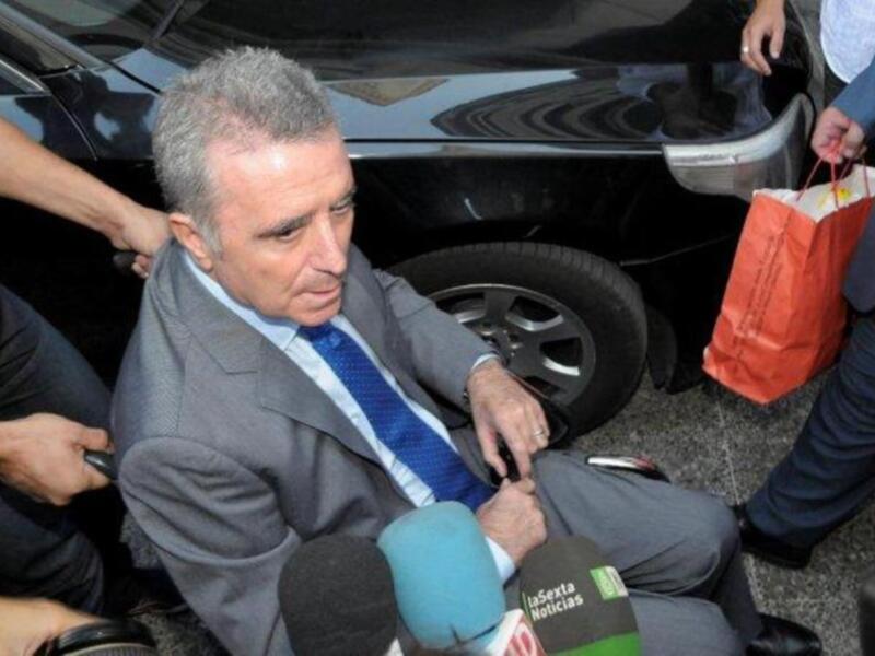 Ortega Cano reaparecio para declarar ante el juez  sereno, vestido de chaqueta y corbata , convaleciente y en silla de ruedas junto a su hijo Jose Fernando  