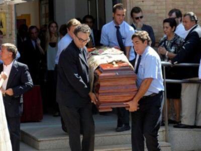 Litri, Carolina Herrera, Curro Romero, Carmen Tello acompañan a Julio Aparicio en el entierro de su madre la bailaora Maleni Loreto en Sevilla