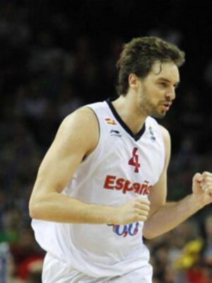 El príncipe Felipe felicita a la selección española de baloncesto en el vestuario tras quedar campeones de Europa por segunda vez consecutiva