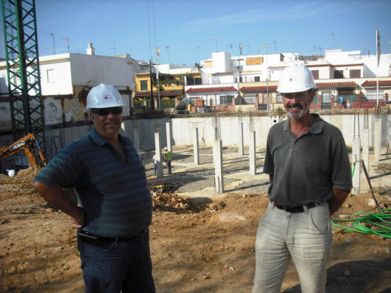 Rafael Naval informa del buen ritmo de las obras de las viviendas de matadero y de la disponibilidad de tres de ellas(Chipiona) 