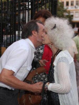 Duquesa de Alba y Carmen Tello en la misa del funeral de la madre de Julio Aparicio