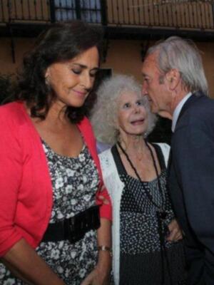 Duquesa de Alba y Carmen Tello en la misa del funeral de la madre de Julio Aparicio