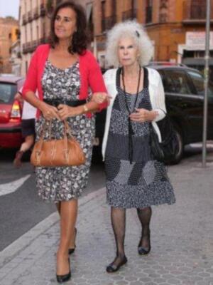 Duquesa de Alba y Carmen Tello en la misa del funeral de la madre de Julio Aparicio
