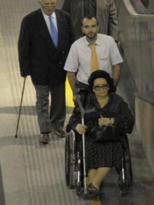 Monserrat obligada a usar silla de ruedas por una caída