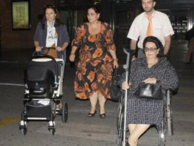 Monserrat obligada a usar silla de ruedas por una caída