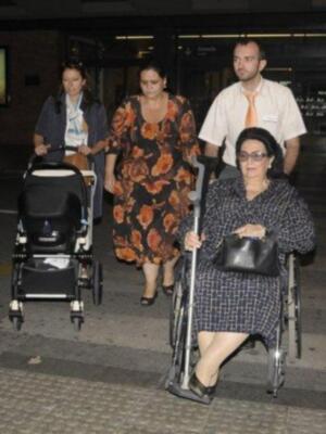 Monserrat obligada a usar silla de ruedas por una caída