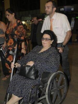 Monserrat obligada a usar silla de ruedas por una caída