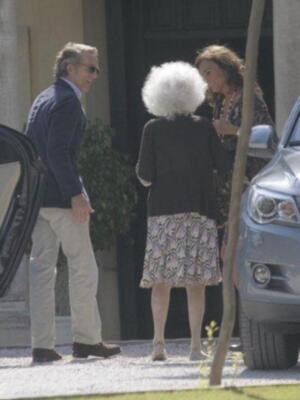 El emotivo reencuentro de los duques de Alba y su madrina Carmen Tello tras la boda