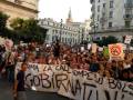 Protesta en España contra la corrupción y el gobierno. Pancartas con mensajes como "Gobierna su bolsa" y "No más chantajes".