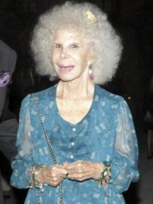 La duquesa de Alba asiste a su primera acto público tras su boda acompañada de Carmen Tello