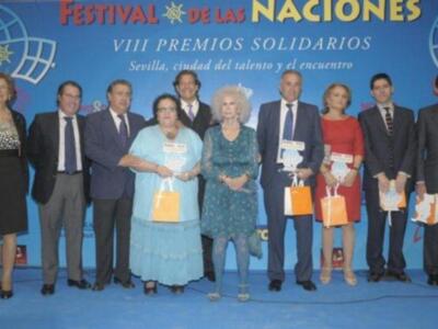 La duquesa de Alba asiste a su primera acto público tras su boda acompañada de Carmen Tello