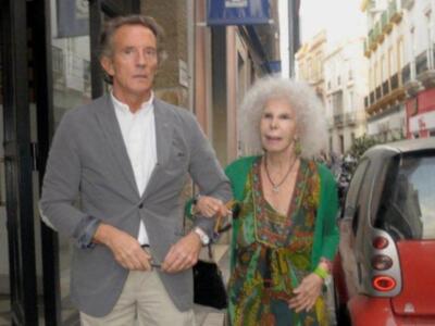 La duquesa de Alba sufre una caída en su palacio y tiene que  guardar reposo por una fisura en la pelvis y suspende la luna de miel a Tailandia