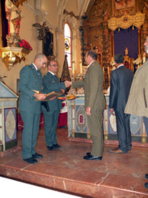 La Hermandad de Jesús Nazareno homenajeo a la guardia civil de Alcalá del Río