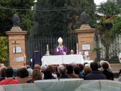 El arzobispo de Sevilla presidio la misa del día de los Difuntos