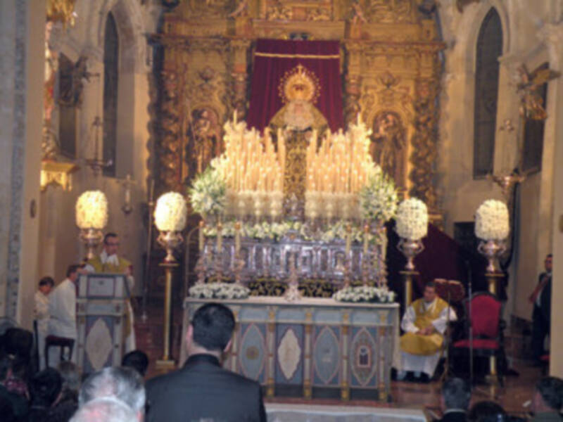  Galeria de la Solemne Función Eucarística, donde se procedió a la imposición del Fajín del Rey Juan Carlos I, a la Soledad de Alcalá del Río.