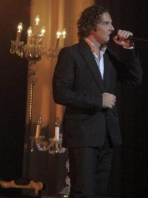 David Bisbal se refugia en el trabajo y en buenas amigas tras su enfrentamiento con Elena Tablada