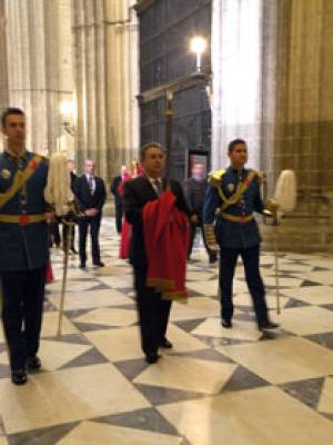 Guardias formales en uniforme militar, posando con un cetro y una bandera en la Catedral de Notre-Dame.